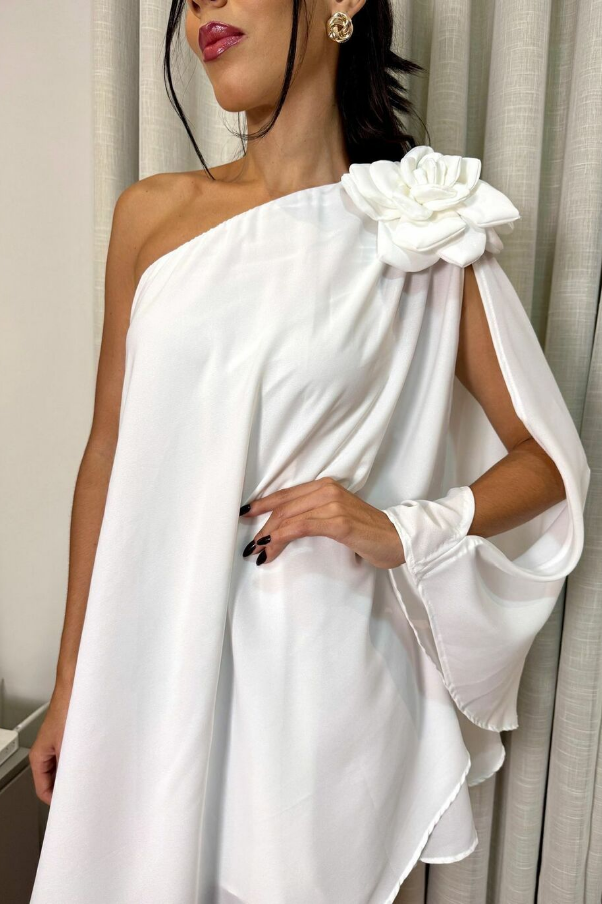 Vestido Curto Noivado Flor Ombro Único – Alexa