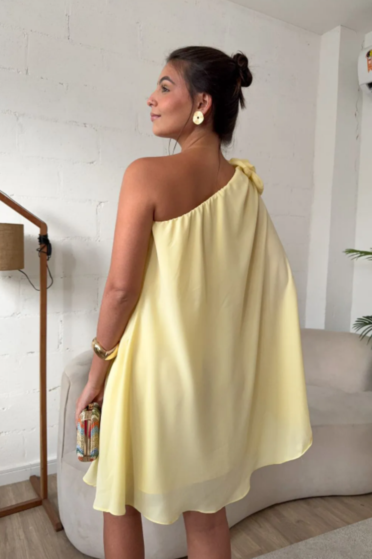 Vestido Curto Flor Ombro Único – Alexa